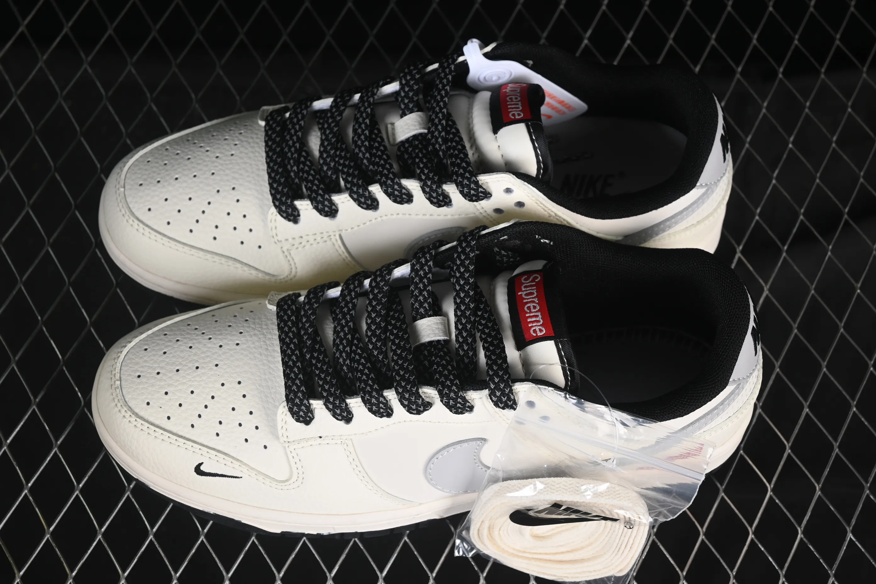 All categories Nk SB Dunk Series Nk SB Dunk Low High-end customized low-top sneakers Nike SB Dunk Low Supreme joint beige black gray Anniversary high-end customized low-top casual sneakers JP1628-030